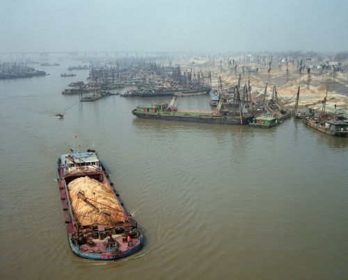 Andreas Seibert - Sandabbau am Fluss Huai für die Betonherstellung. Provinz Anhui, 2011 Andreas Seibert