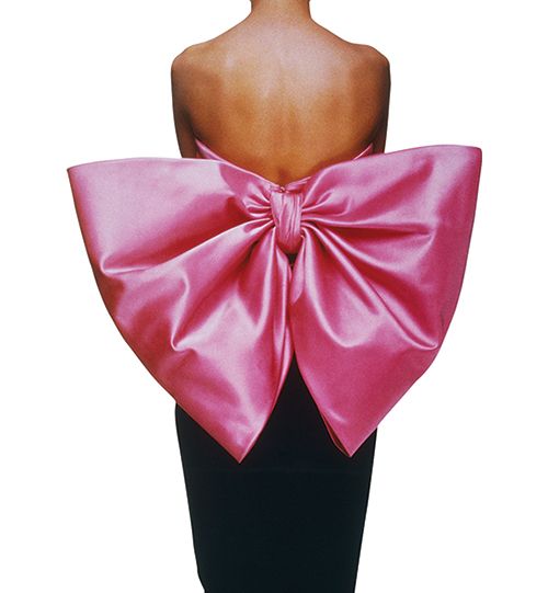 Yves Saint Laurent - Black velvet sheath dress, "Paris rose" satin bow, "Paris" haute couture collection, Fall-Winter 1983. Photo Gilles Tapie. Yves Saint Laurent